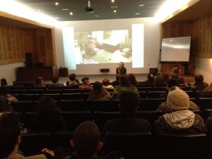 Gregory Cohen conversando con el público del Cine Club Universidad de Chile